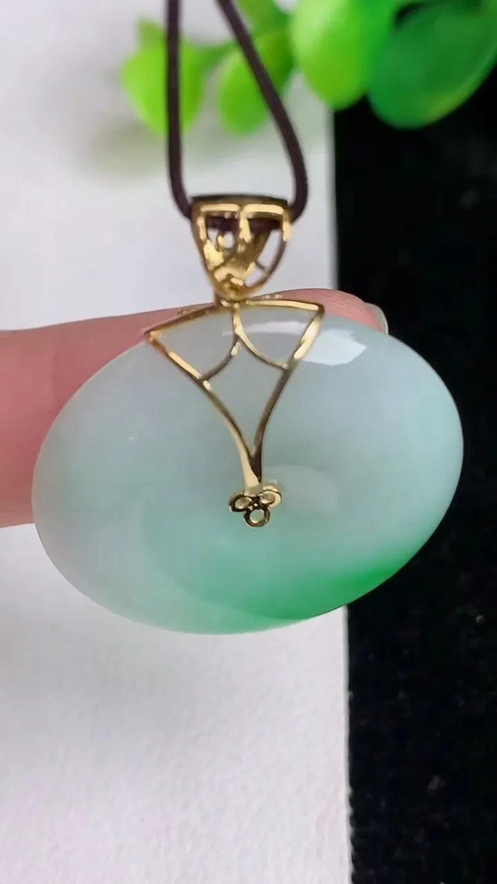 天然A货翡翠平安扣吊坠，尺寸28-5.8，重量:10.55g
6月17日