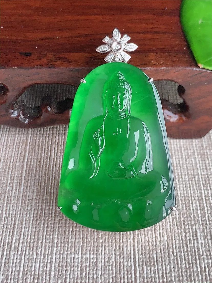 天然A货翡翠18K金伴满绿大日如来吊坠尺寸46.7×38×26.2×8m量10.82g 0615