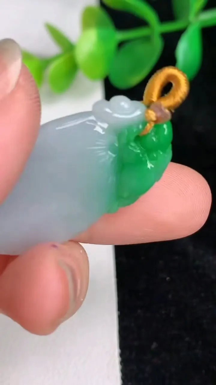 天然A货翡翠福瓜吊坠，尺寸34-18.2-5.5，重量:7.86g
6月17日