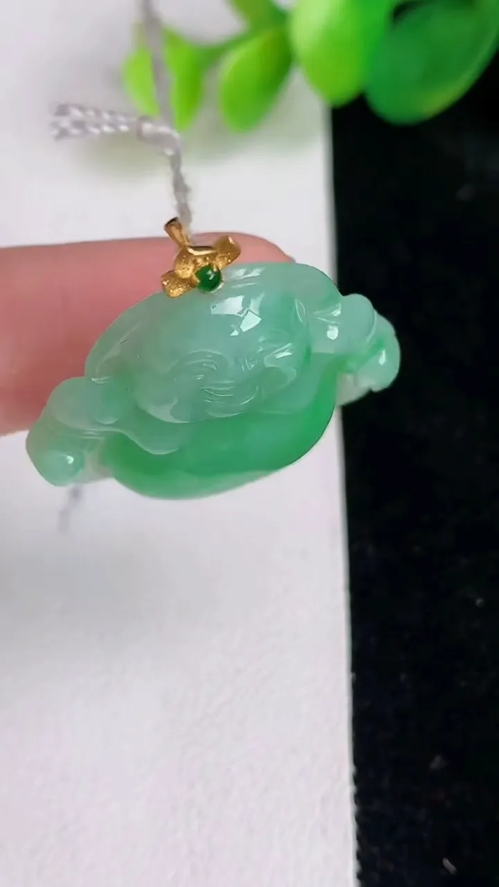 天然A货翡翠佛公吊坠，尺寸24.2-27.6-5.6，重量:5.80g
6月17日