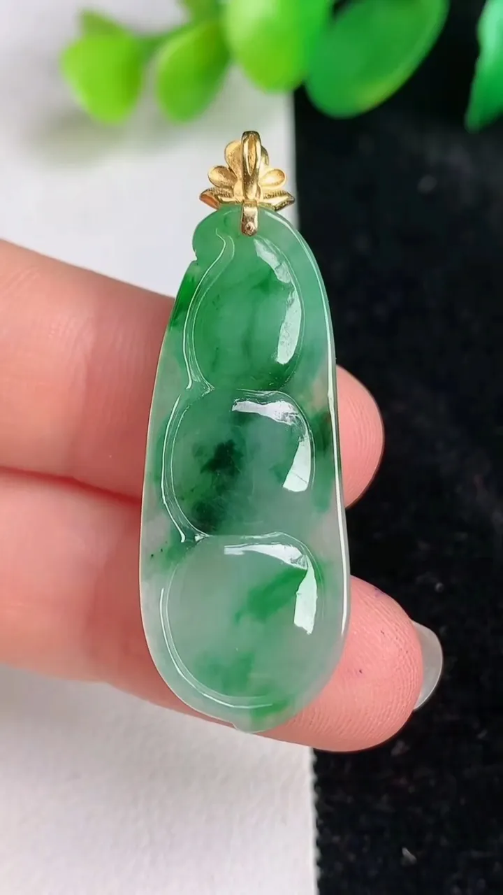 天然A货翡翠福豆吊坠，尺寸34.3-14-6，重量:5.30g
6月17日