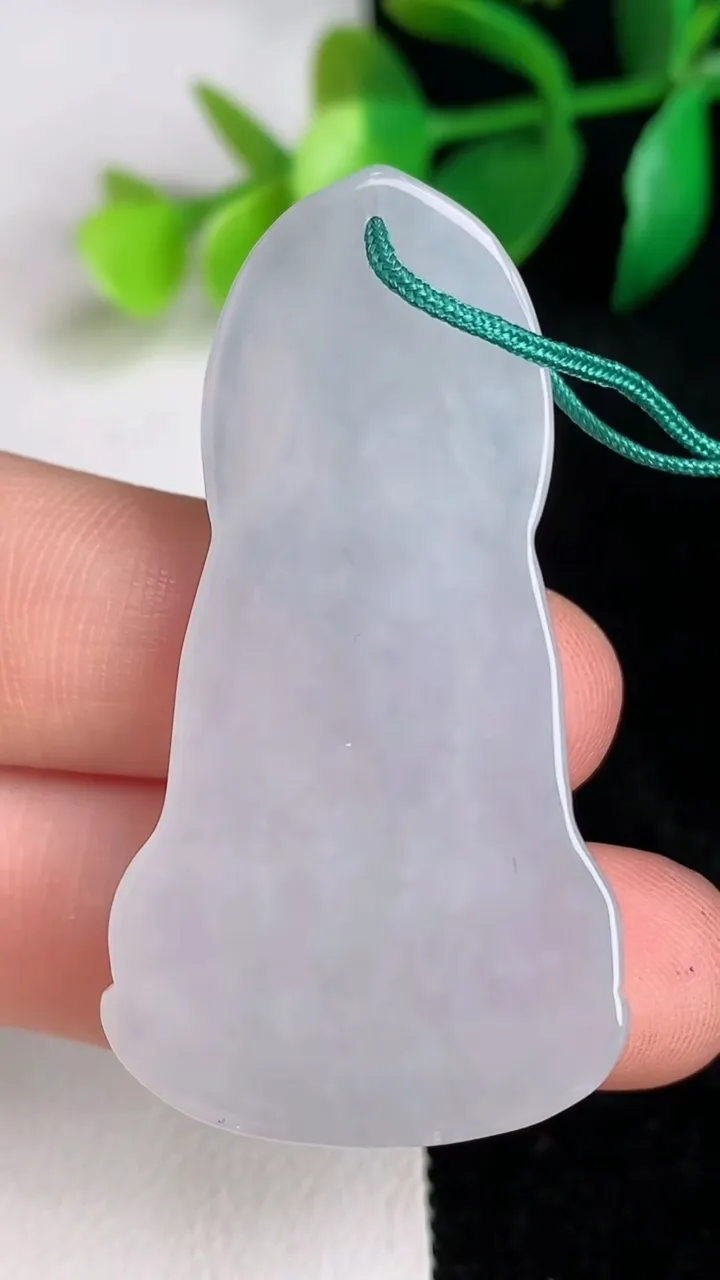 天然A货翡翠素衣观音菩萨吊坠，尺寸47.6-25.7-5.5，重量:12.87g
6月17日