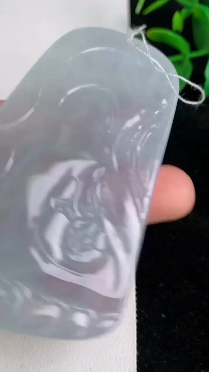 天然A货翡翠种白冰大势至菩萨吊坠，尺寸74.6-46.7-5.4，重量:43.10g
6月17日
