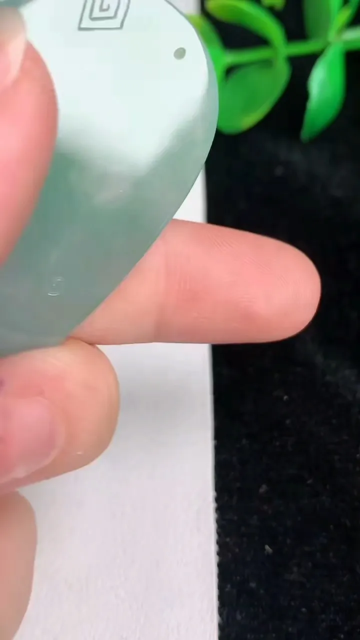 天然A货翡翠大日如来吊坠，尺寸54-34.7-4.4，重量:20.18g
6月17日
