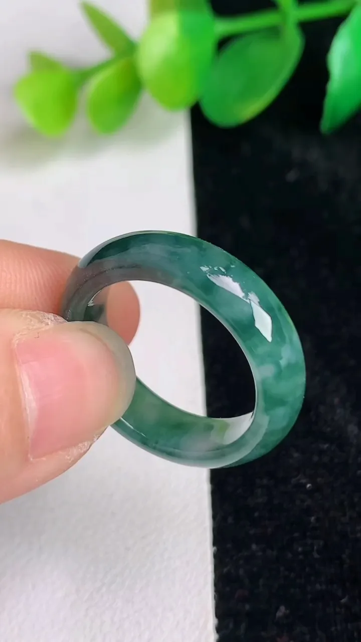 天然A货翡翠飘花指环 戒指，尺寸18.6-5.8-3.3，重量:4.15g2025年6月17日
工厂