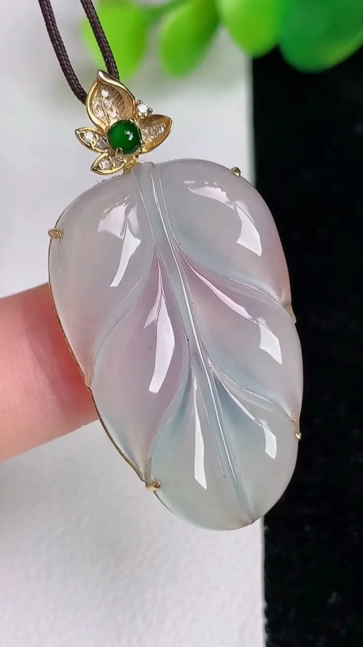 天然A货翡翠种白冰金枝玉叶 叶子吊坠，尺寸39.4-30.7-20-6，重量:5.48g
6月17日