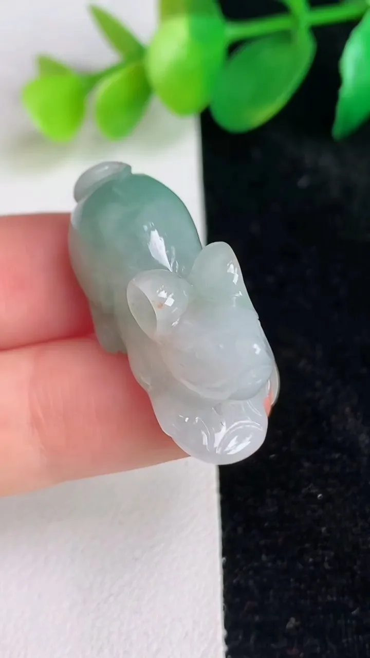 天然A货翡翠生肖鼠吊坠，尺寸30.5-12-16.6，重量:11.64g
6月17日