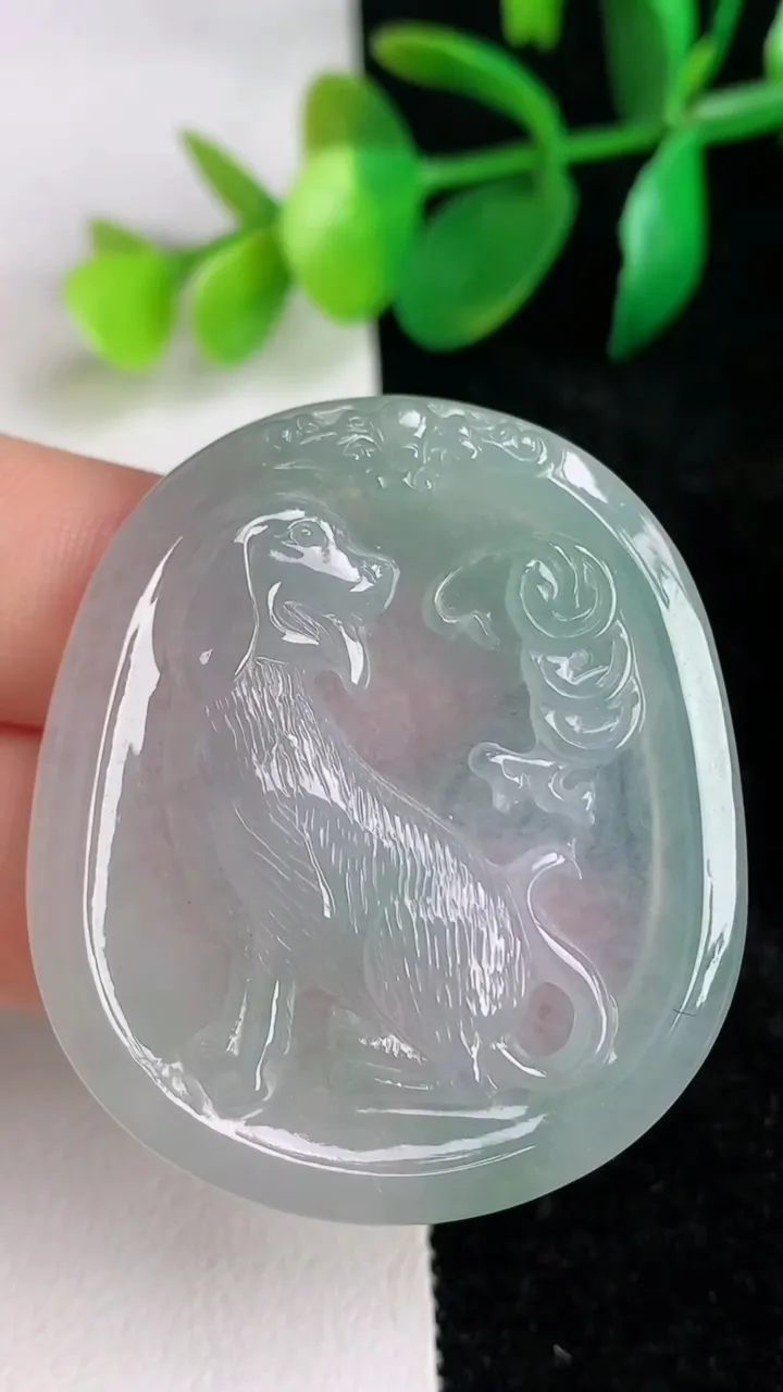 天然A货翡翠冰种飘花生肖狗 狗牌吊坠，尺寸43.3-38-5.2，重量:16.47g
6月17日