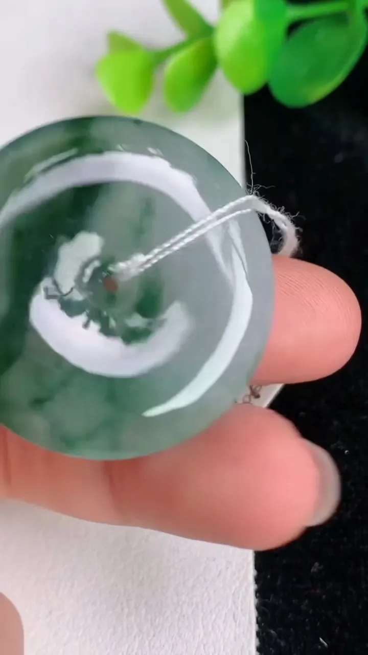 天然A货翡翠冰种飘花平安扣吊坠，尺寸33.7-5.8，重量:14.25g
6月17日