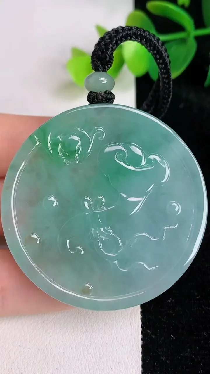 天然A货翡翠龙牌吊坠，尺寸46.6-9.2，重量:44.15g
6月17日