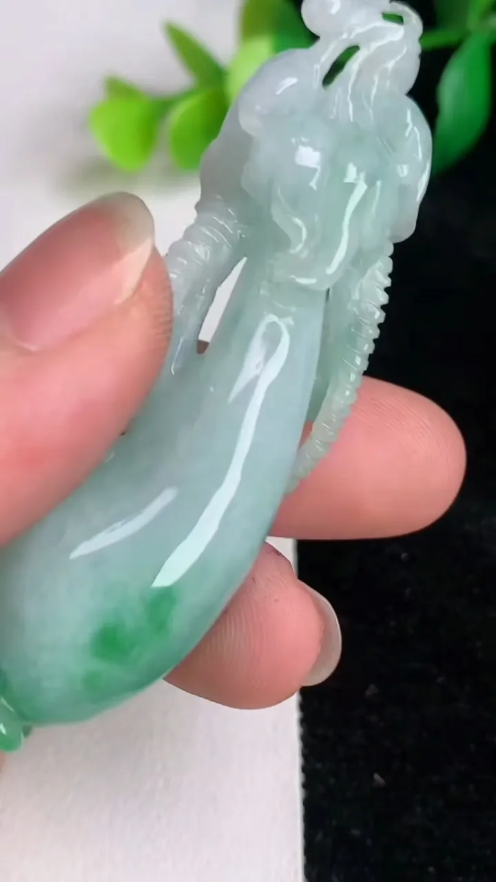 天然A货翡翠人参 人生如意吊坠，尺寸65-17.7-13，重量:23.18g
6月17日
