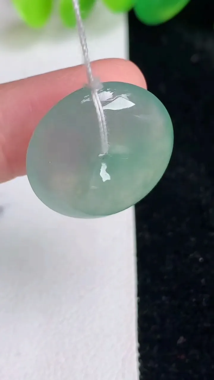 天然A货翡翠平安扣吊坠，尺寸20.8-5.2，重量:5.08g
6月17日