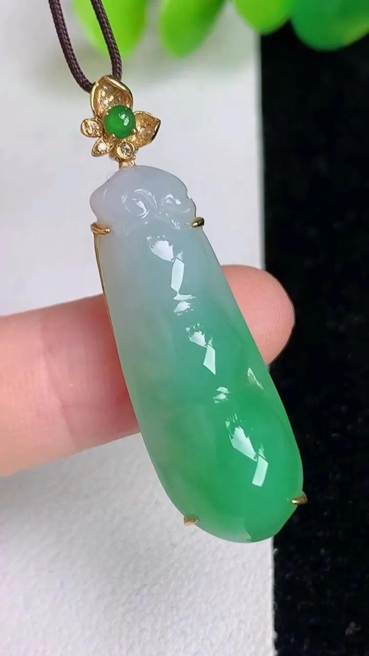 天然A货翡翠福豆吊坠，尺寸40.3-31.3-11.6-8.8，重量:6.23g
6月17日