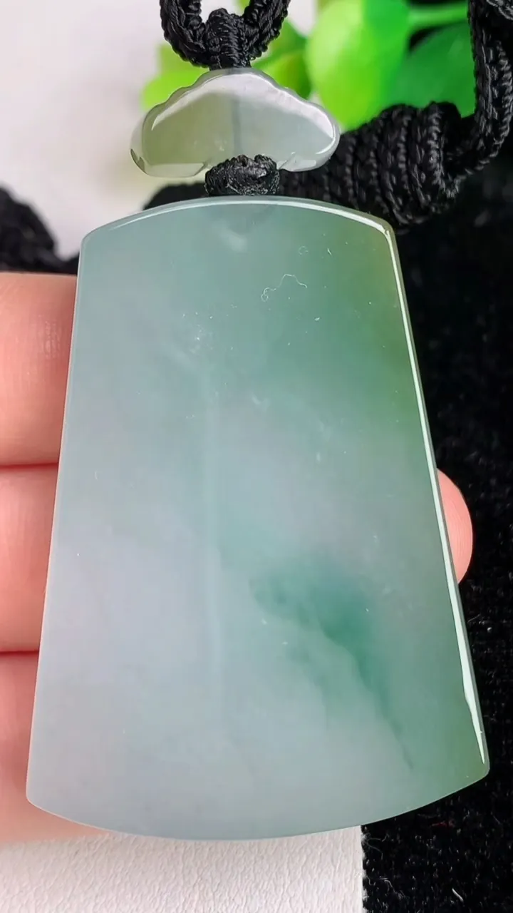 天然A货翡翠种飘花仿古无事牌吊坠，尺寸48.4-35.5-6.5，重量:35.38g
6月17日