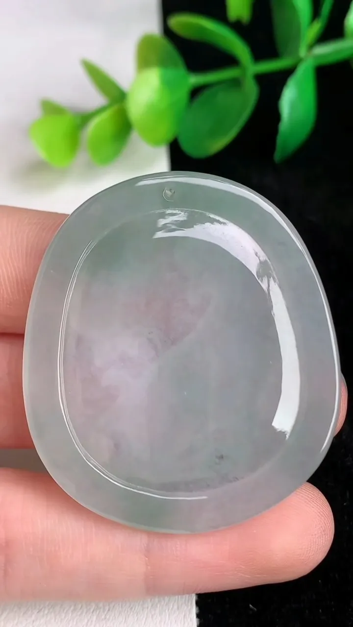 天然A货翡翠冰种飘花生肖狗 狗牌吊坠，尺寸43.3-38-5.2，重量:16.47g
6月17日