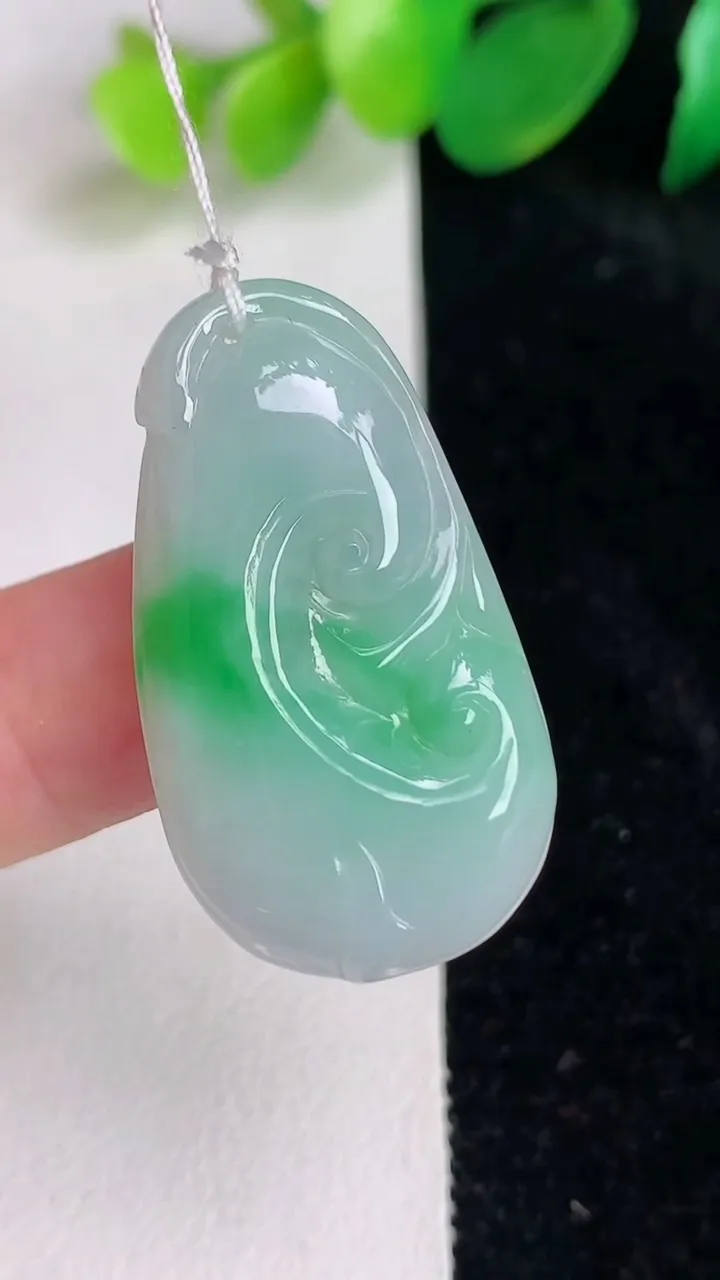 天然A货翡翠如意吊坠，尺寸33-18.5-4，重量:5.10g
6月17日