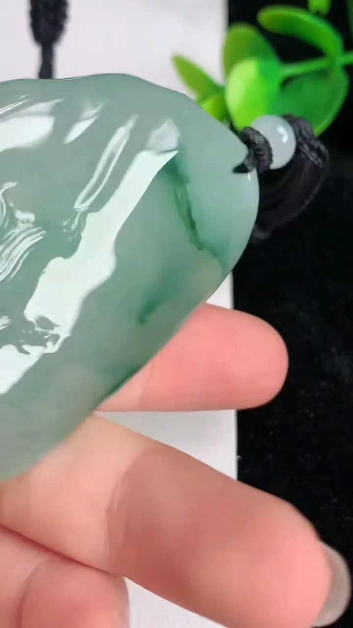 天然A货翡翠种飘花龙牌吊坠，尺寸64.5-39.8-12.2，重量:60.42g
6月17日
