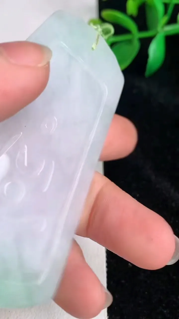 天然A货翡翠普贤菩萨吊坠，尺寸72-43.2-6，重量:37.53g
6月17日
