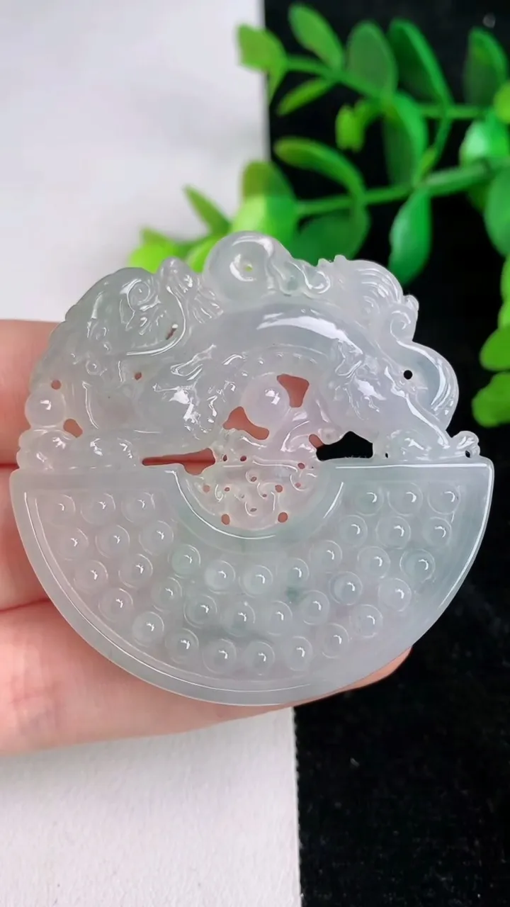天然A货翡翠冰种飘花仿古龙牌吊坠，尺寸49.2-49.2-6.2，重:24.44g
6月17日
