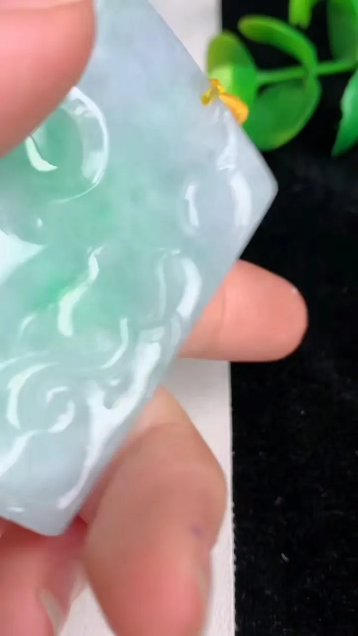 天然A货翡翠龙牌吊坠，尺寸52-35.5-13.2，重量:60.45g
6月17日