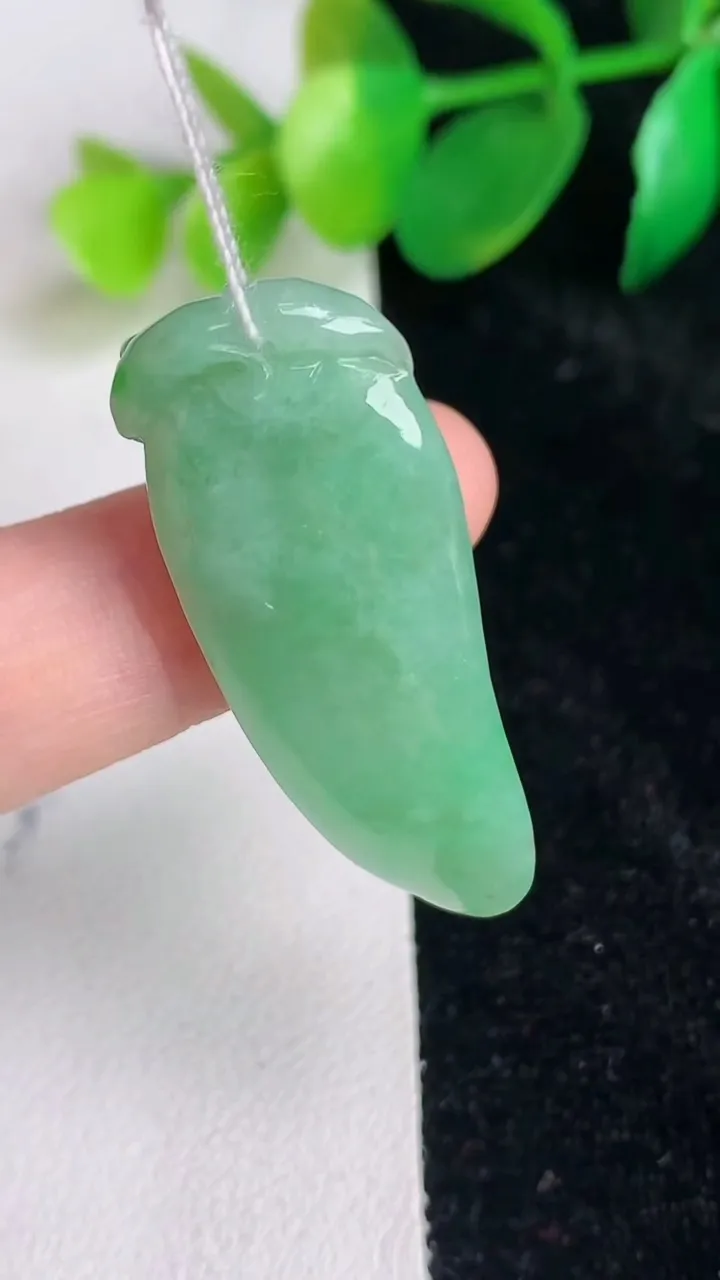 天然A货翡翠福瓜吊坠，尺寸37.7-14.6-8，重量:7.87g
6月17日