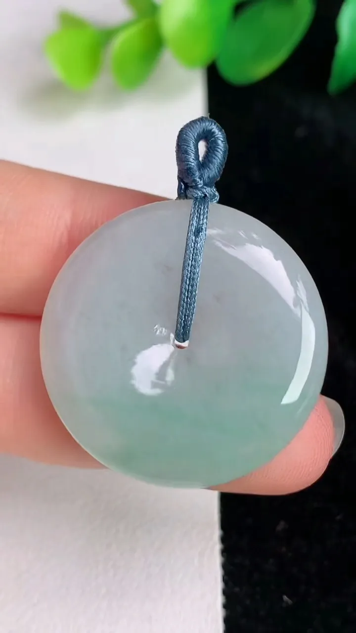 天然A货翡翠平安扣吊坠，尺寸28.2-5.3，重量:8.84g
6月17日
