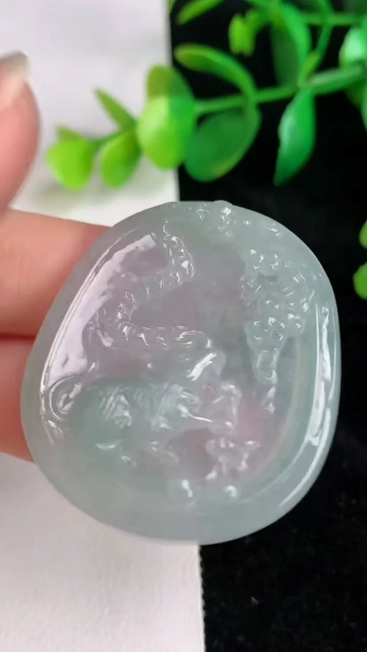 天然A货翡翠生肖鼠 鼠牌吊坠，尺寸41-35.5-5，重量:13.50g
6月17日