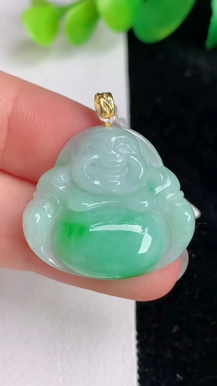 天然A货翡翠佛公吊坠，尺寸23.4-26.4-5.3，重量:5.17g
6月17日