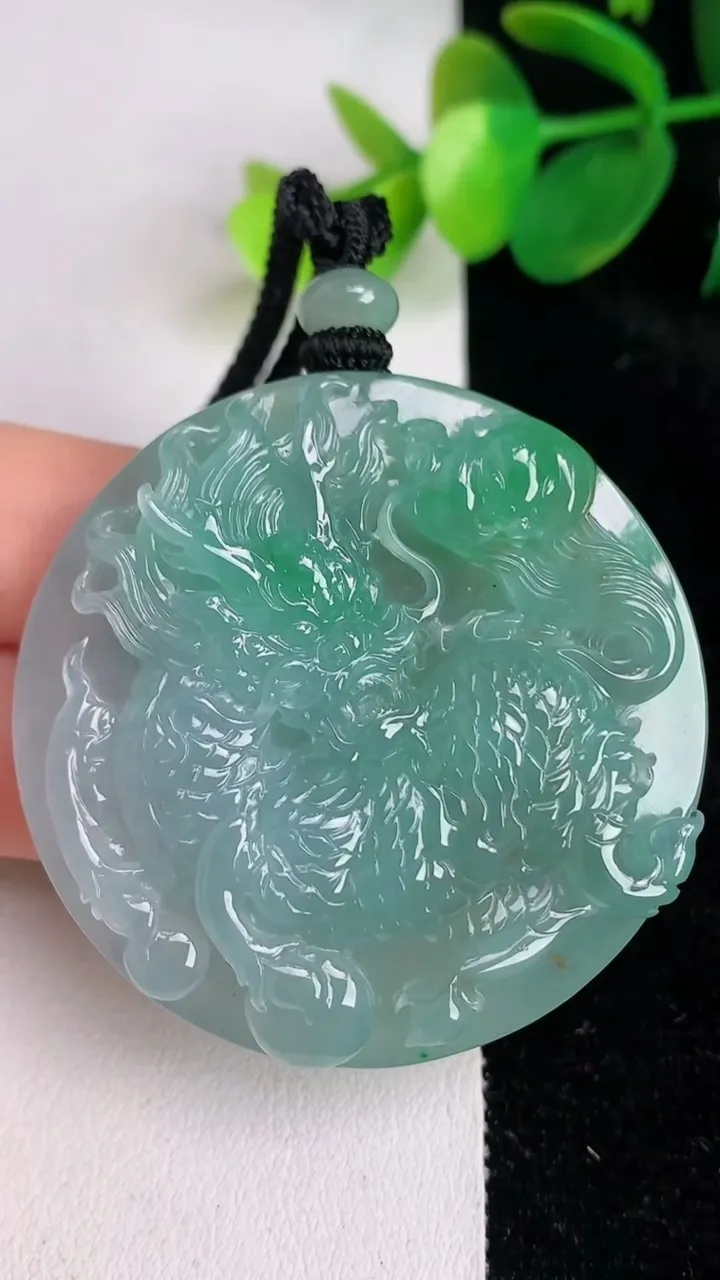 天然A货翡翠龙牌吊坠，尺寸46.6-9.2，重量:44.15g
6月17日