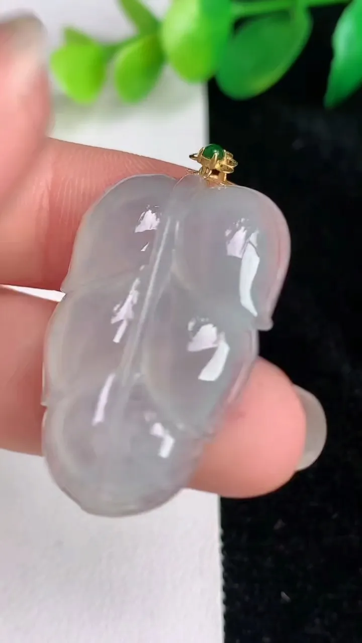 天然A货翡翠种白冰金枝玉叶 叶子吊坠，尺寸31.8-20.6-6.2，重量:7.40g
6月17日
