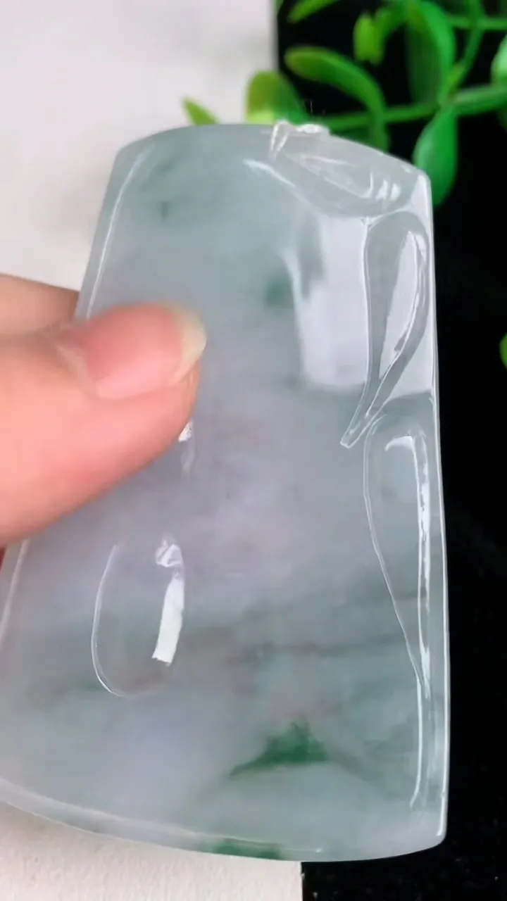 天然A货翡翠飘花大日如来吊坠，尺寸69.2-45-5，重量:35.58g
6月17日