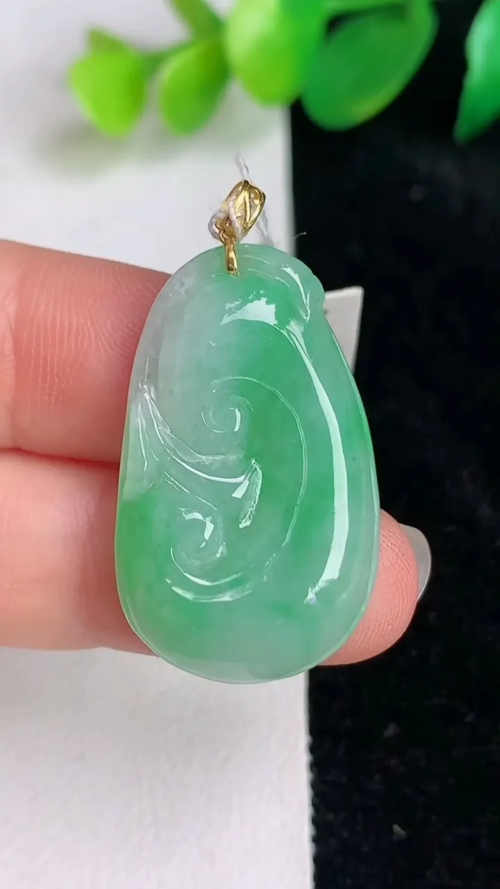 天然A货翡翠如意吊坠，尺寸30-18.3-4.7，重量:5.25g
6月17日