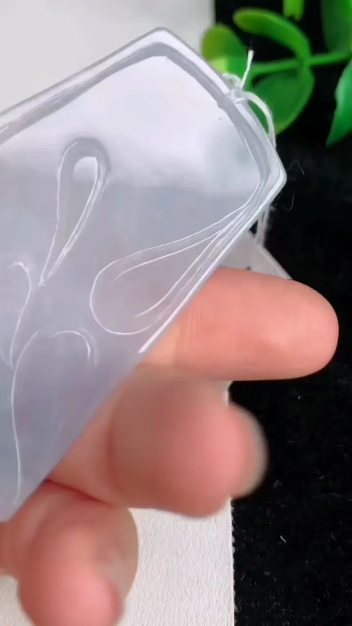 天然A货翡翠冰种飘花观音菩萨吊坠，尺寸58-38.7-5.6，重量:28.37g
6月17日