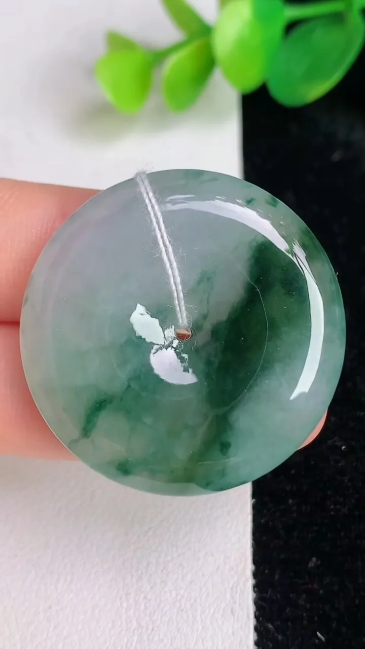 天然A货翡翠冰种飘花平安扣吊坠，尺寸33.7-5.8，重量:14.25g
6月17日