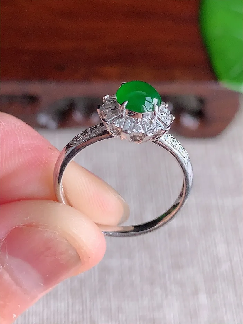 天然A货翡翠18K金伴钻镶嵌满绿蛋面戒指 圈口17.4裸石尺寸5.6mm 重量2.50g 0615