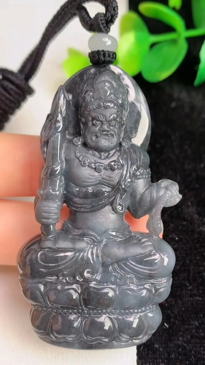 天然A货翡翠乌鸡种不动明王吊坠，尺寸64.5-34.6-11.6，重量:52.95g
6月17日