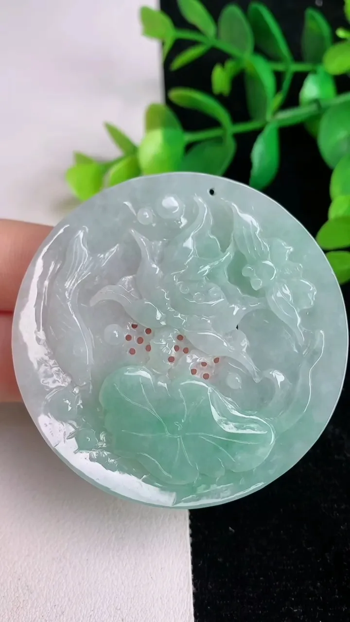天然A货翡翠和和美美 荷叶鱼吊坠，尺寸54-5.2，重量:32.22g
6月17日