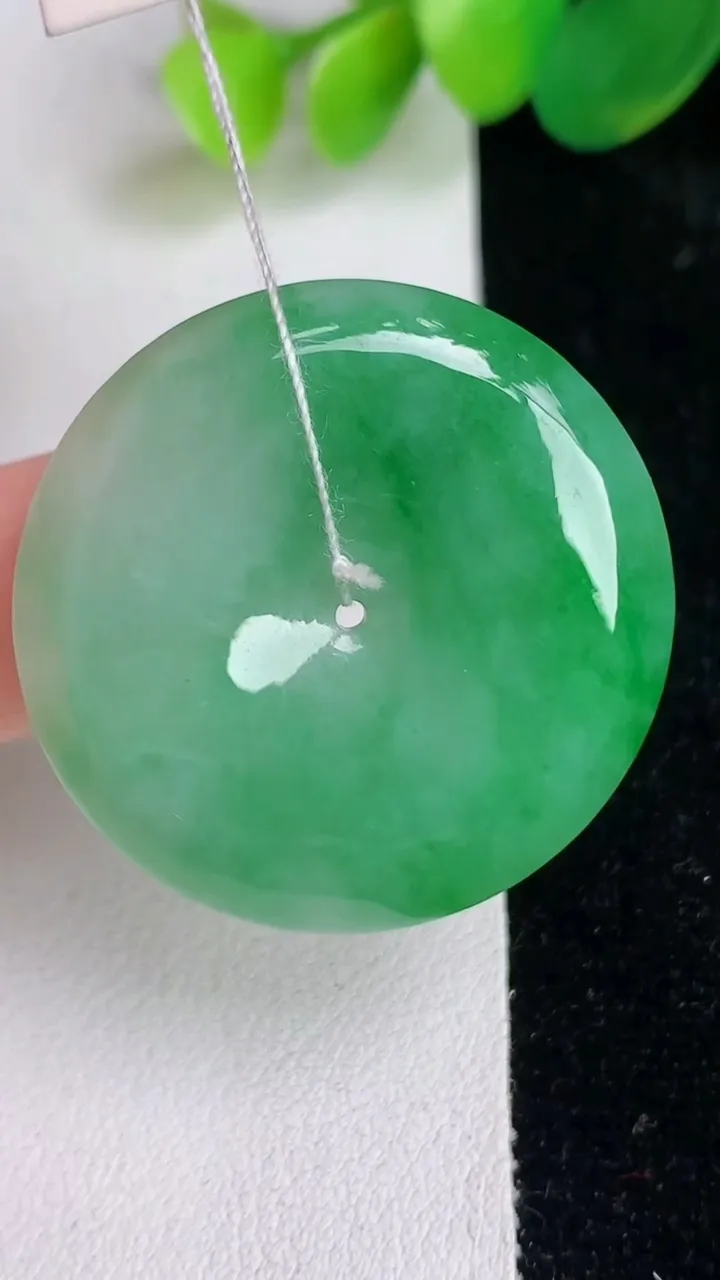 天然A货翡翠平安扣吊坠，尺寸33-5.6，重量:13.50g
6月17日