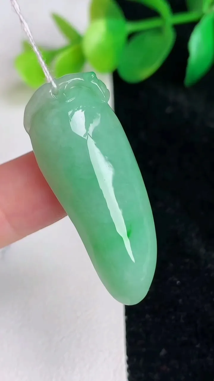 天然A货翡翠福瓜吊坠，尺寸37.7-14.6-8，重量:7.87g
6月17日