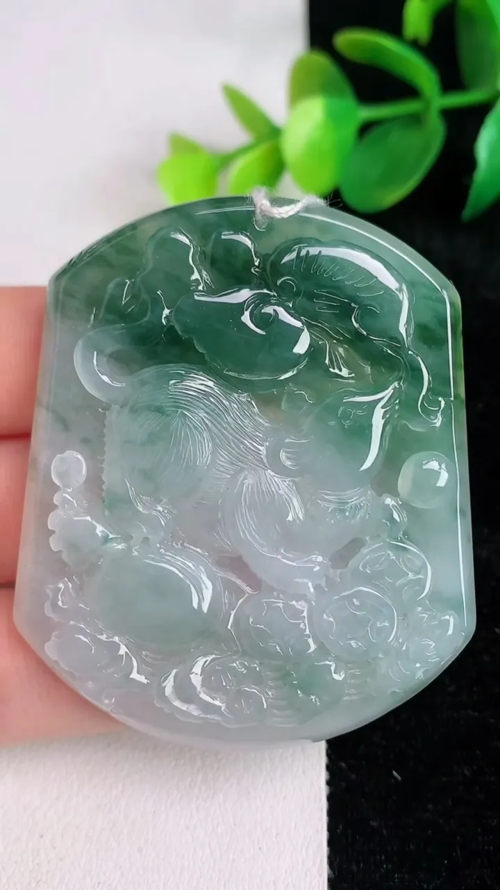 天然A货翡翠冰种飘花生肖鼠 鼠牌吊坠，尺寸54.5-46-5，重量:30.18g
6月17日