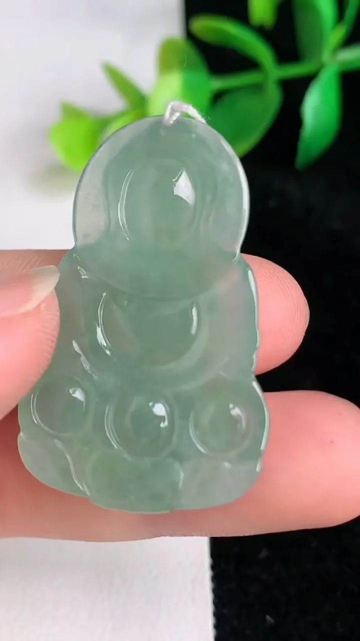 天然A货翡翠正装观音菩萨吊坠，尺寸39-25.2-4，重量:6.80g
6月17日