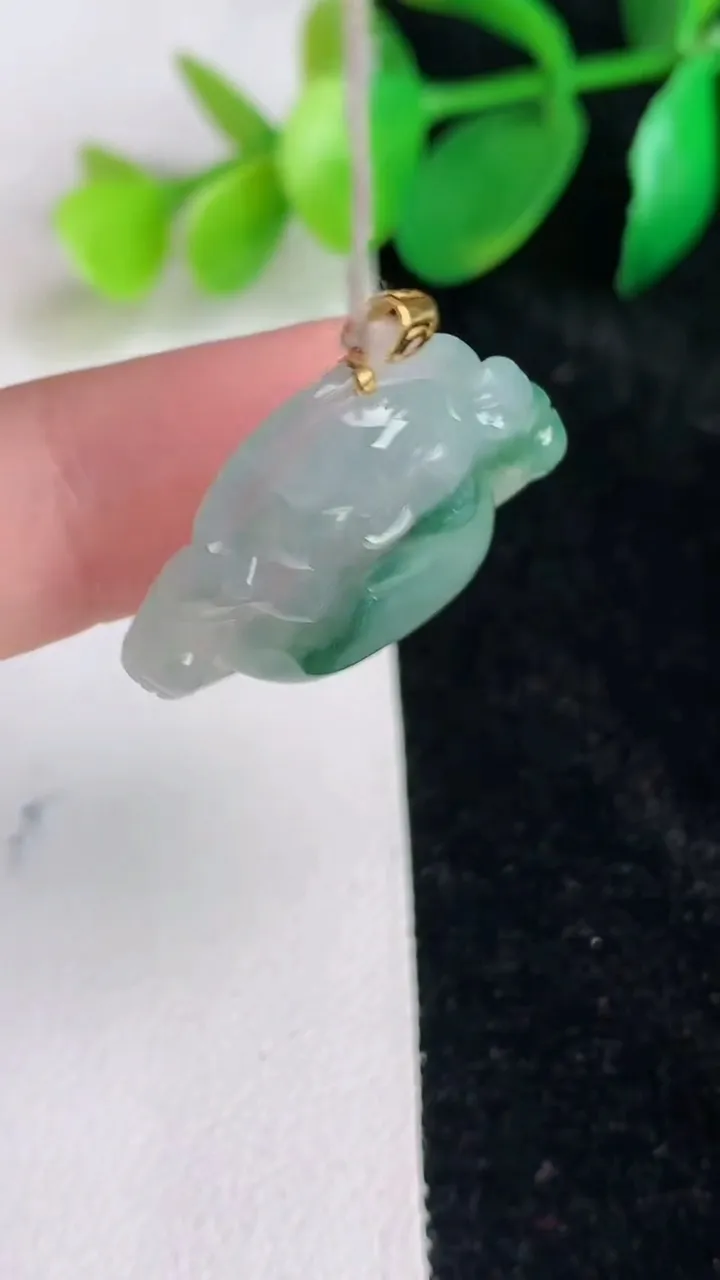 天然A货翡翠种飘花佛公吊坠，尺寸22.3-26.3-5.5，重量:4.92g
6月17日