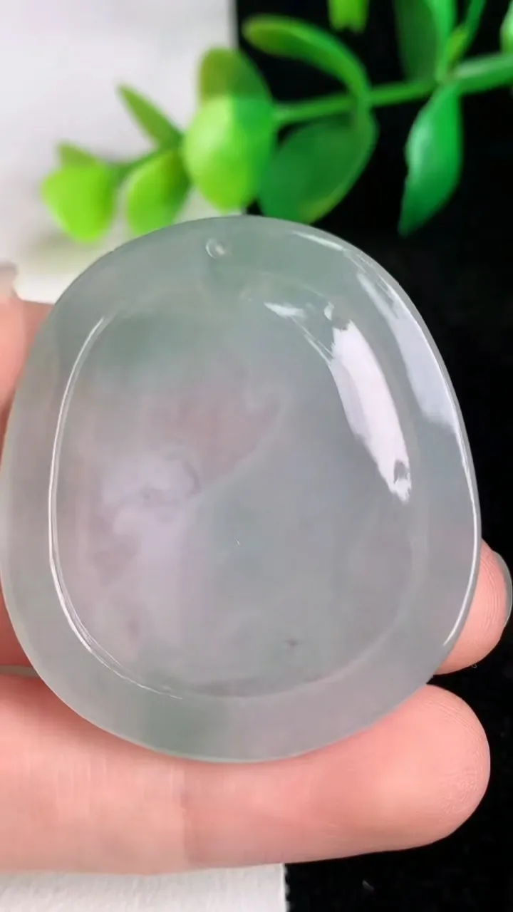 天然A货翡翠冰种飘花生肖狗 狗牌吊坠，尺寸43.3-38-5.2，重量:16.47g
6月17日