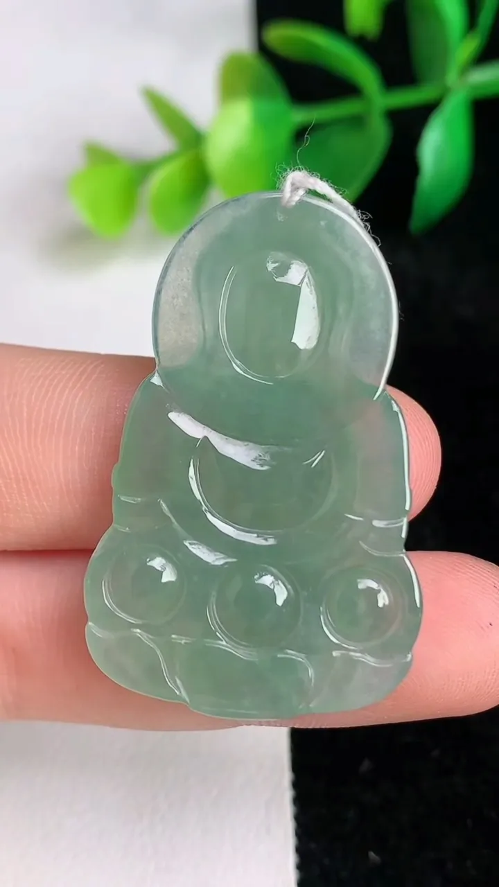 天然A货翡翠正装观音菩萨吊坠，尺寸39-25.2-4，重量:6.80g
6月17日