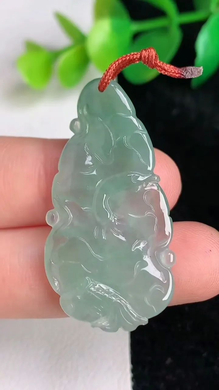 天然A货翡翠和和美美 荷叶鱼吊坠，尺寸39-20.6-4.7，重量:5.52g
6月17日