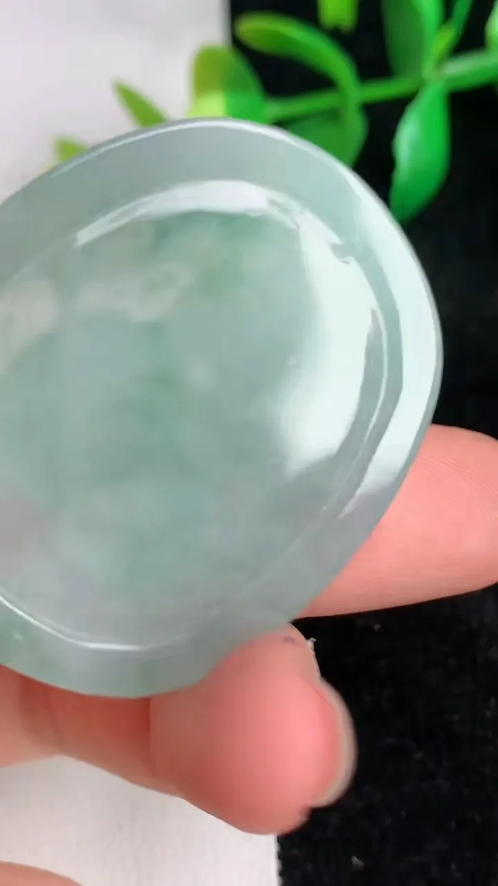 天然A货翡翠生肖蛇 蛇牌吊坠，尺寸40.7-34.2-4.5，重量:12.80g
6月17日