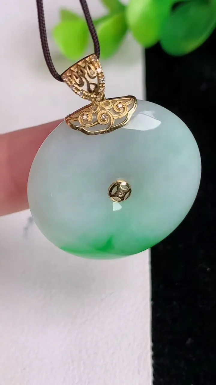 天然A货翡翠平安扣吊坠，尺寸28-5.8，重量:10.55g
6月17日
