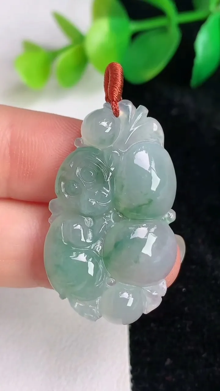 天然A货翡翠冰种飘花灵猴献瑞吊坠，尺寸35-21.4-4.5，重量:6.40g
6月17日