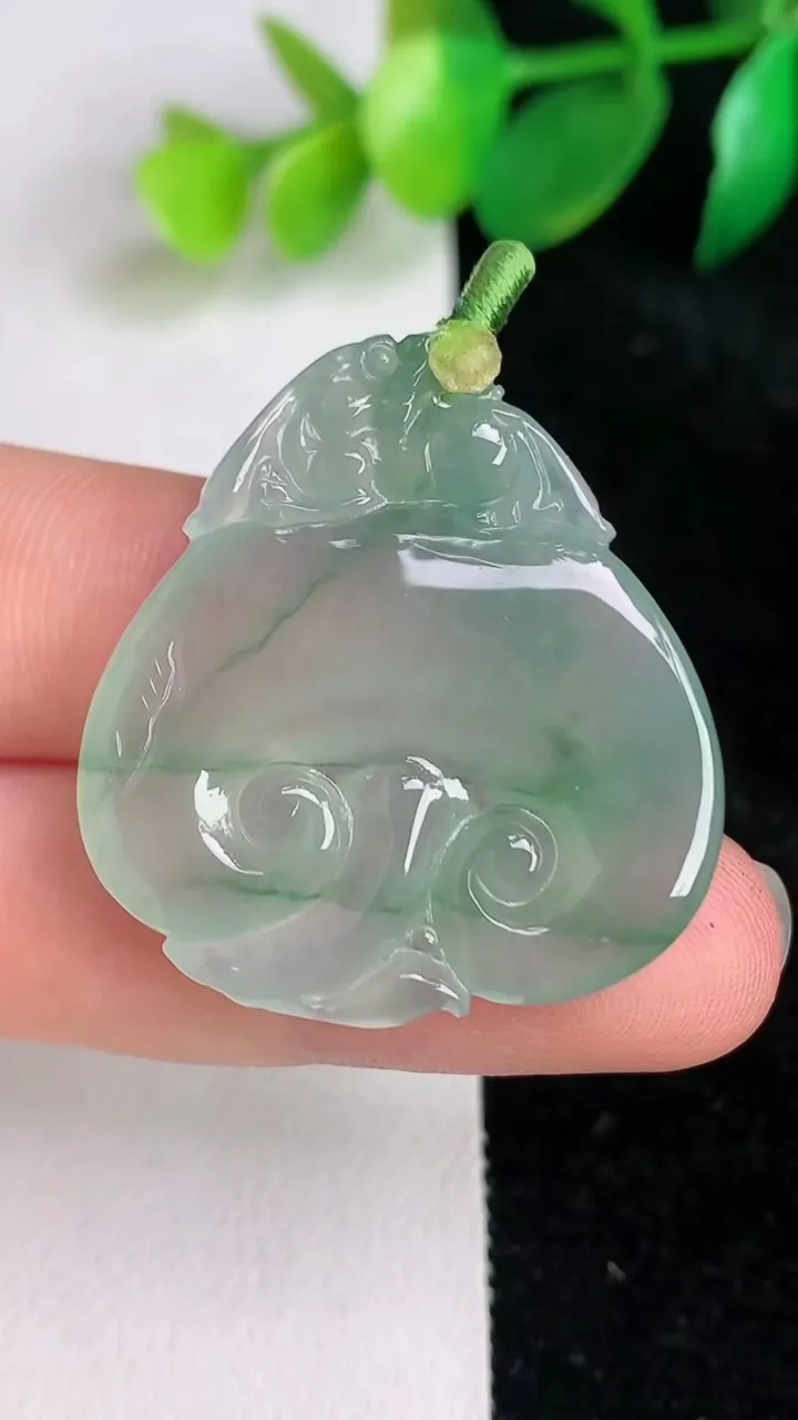天然A货翡翠冰种飘花如意头吊坠，尺寸32.4-30.3-5，重量:9.03g
6月17日
