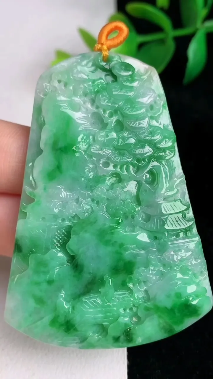 天然A货翡翠山水牌吊坠，尺寸62.7-44.7-6.3，重量:35.95g
6月17日